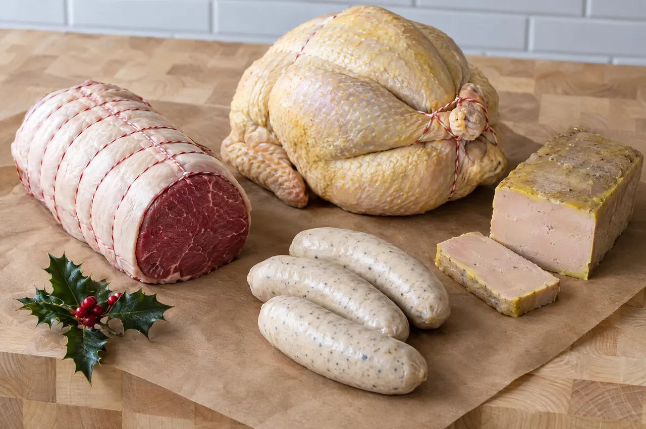 Commandes de Noël sur papier kraft : rôti de bœuf bardé et ficelé, chapon, boudins blancs et terrine de foie gras