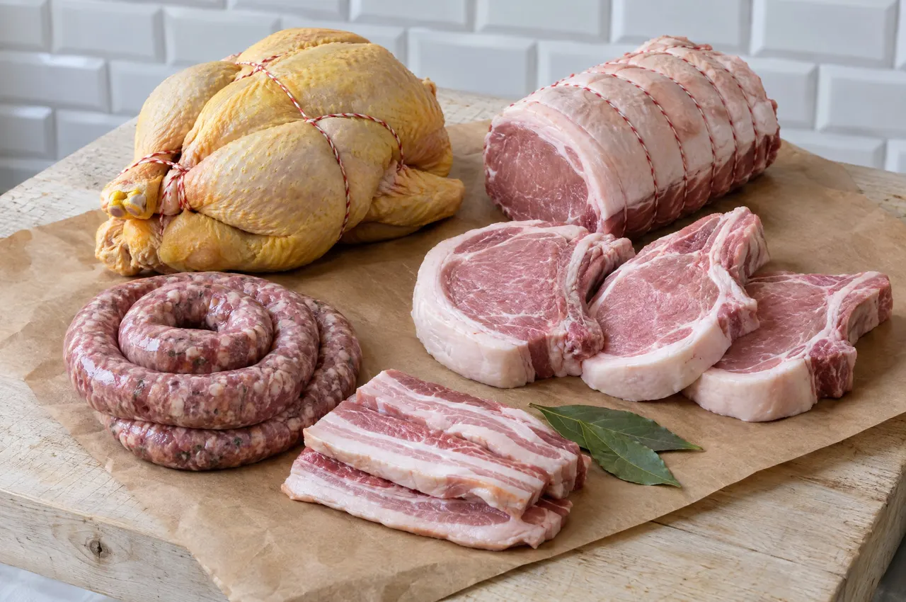 Poulet jaune ficelé, rôti de porc, côtes, saucisse et poitrine sur papier kraft